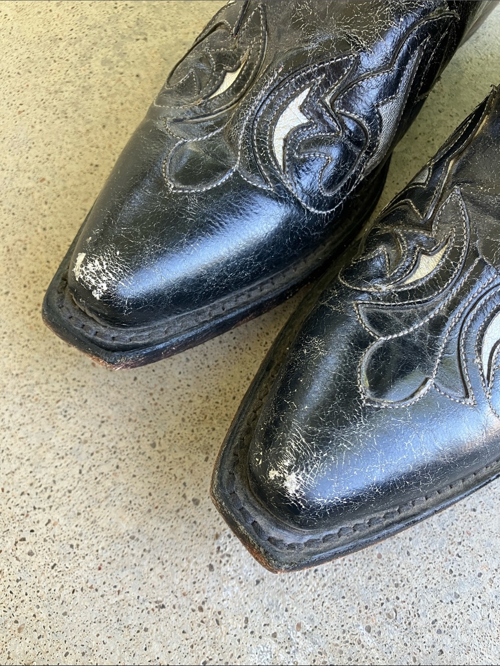 Johnny Ringo Black and Silver Eagle Cowboy Boots, 6.5 - Picture 4 of 11